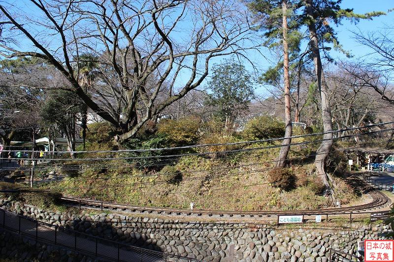 小田原城 小峰曲輪 小峰曲輪の向かいにある屏風岩曲輪。天守裏の曲輪で、現在遊園地となっている。