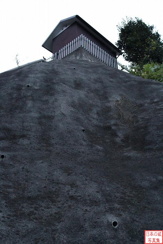 玉縄城 七曲坂 七曲坂から見る崖