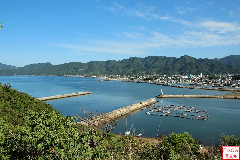 登城路からは引田港のようすが良く見える。青い海と空、鮮やかな山の緑が美しい。