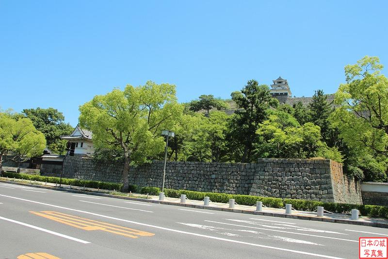 丸亀城 高石垣と天守 城外から見る高石垣と天守。左には大手門が見える