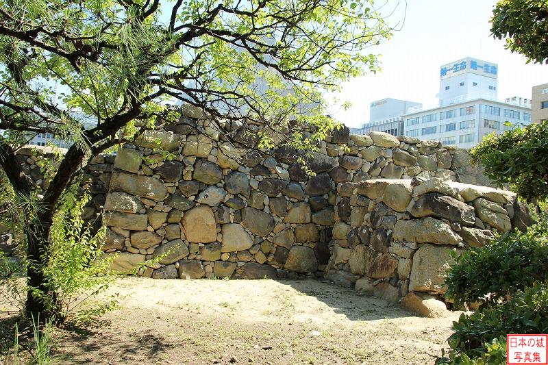 高松城 本丸 本丸南西隅にあった地久櫓跡石垣。高松城の様子を描いた江戸時代の絵図には、黒壁の二重櫓が描かれている。