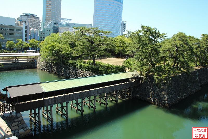 高松城 鞘橋 天守台から鞘橋を見下ろす。切妻造で銅板葺の構造である。築城当初は通常の木橋であったが、江戸時代の途中に廊下橋となった。
