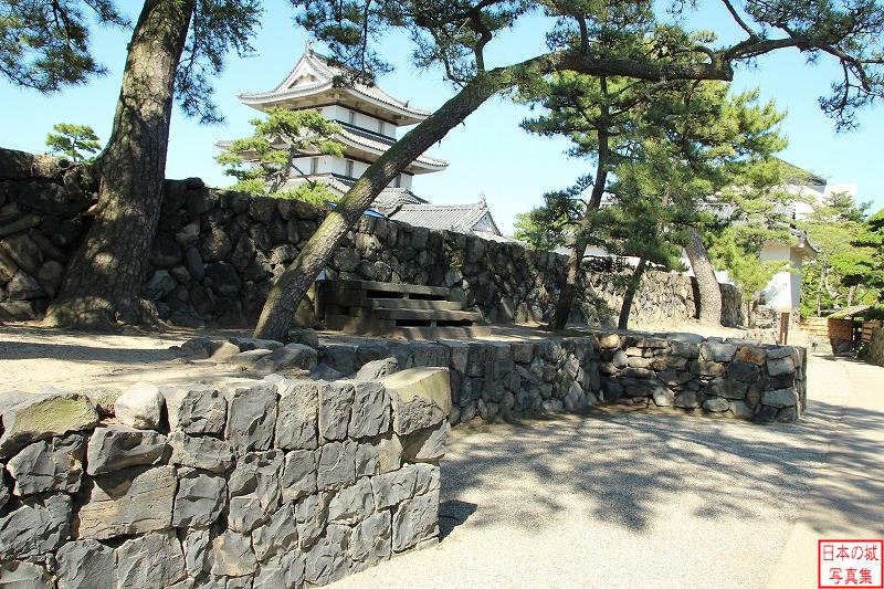 高松城 三の丸 三の丸のようす。通路に対して石垣が凹凸しているのが見られる