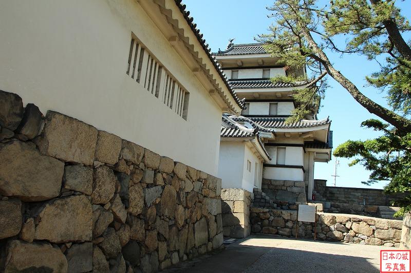 高松城 渡櫓 城内側から渡櫓と月見櫓を見る