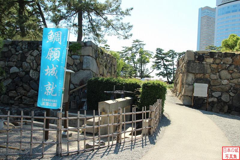 高松城 三の丸 三の丸から水門を見る。「鯛願城就」とあるが、高松城の堀は海と繋がり、鯛が泳ぐ。