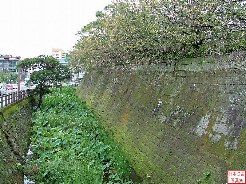 鹿児島城 城外 本丸北側の水堀と石垣