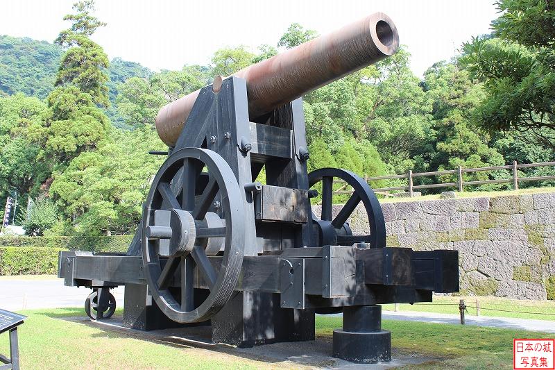 鹿児島城 仙巌園（磯御殿） 鉄製150ポンド砲。二十八代藩主・島津斉彬が安政四年(1857)に製造したもの。文久三年(1863)の薩英戦争の際に活躍した。