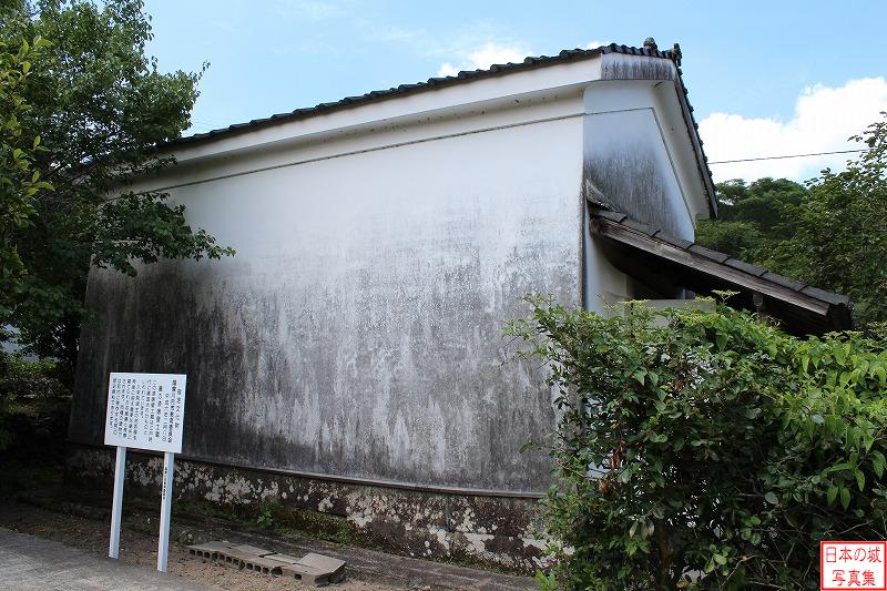 清色城 中之馬場 漆喰壁土蔵。江戸時代に建造されたものと伝わる。