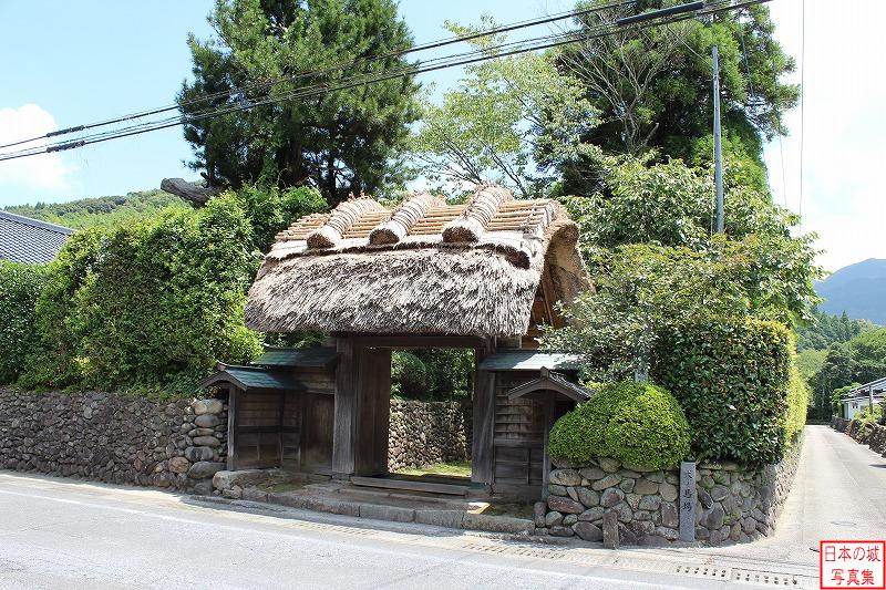 清色城 茅葺門 茅葺門。犬ノ馬場と中之馬場の交差点付近にある。鎌倉時代の武家屋敷の門の形式を現在に伝えるものである。