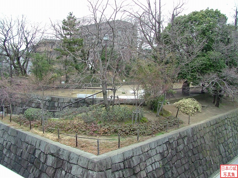 有岡城 有岡城 有岡城跡はJR伊丹駅前に残る。写真は伊丹駅前の歩道橋から見た有岡城のようす
