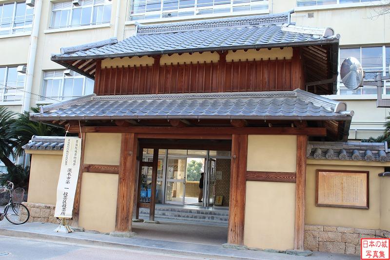 茨木城 復元櫓門 茨木小学校に復元された櫓門。小学校付近にかつての本丸があった。