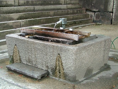 大坂城 桜門 桜門内側にある銀明水井戸の井筒。当初は本丸御殿の裏側にあり、警備にあたった者たちの飲み水であった。昭和六年(1631)にここへ移設された。