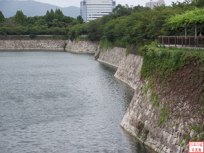 大坂城 六番櫓 南側外濠の南側壁面石垣。こちらも屏風折れになっている。