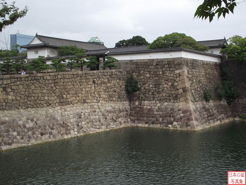 大坂城 大手門高麗門 大手門。左が多聞櫓（櫓門）、中央が高麗門。