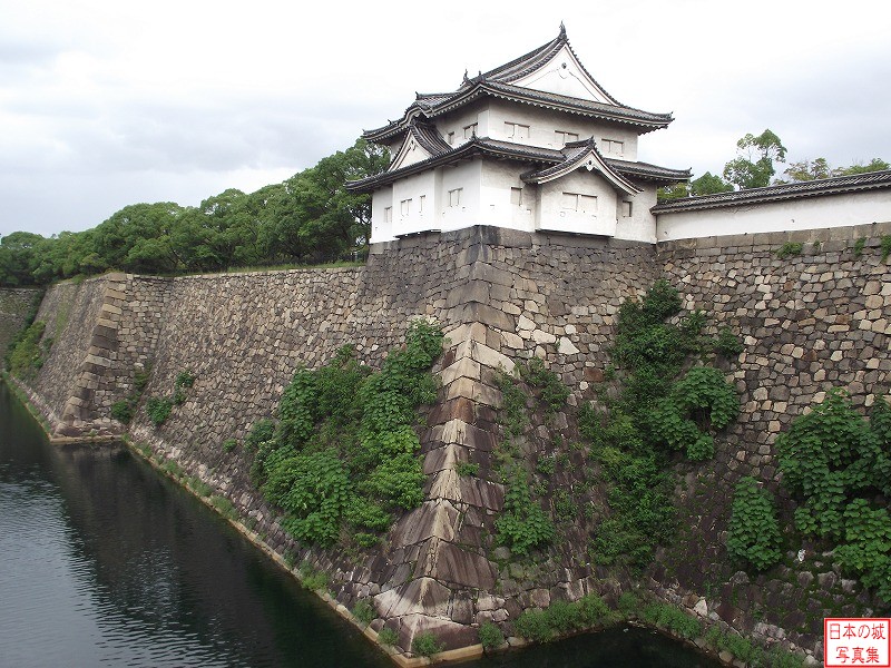 千貫櫓。元和六年(1620)の建築で小堀遠州の設計・監督により建てられた。大坂城に現存する建物で最も古いものの一つで、豊臣家滅亡後に徳川家が大坂城を再建した際の建物が現存している。