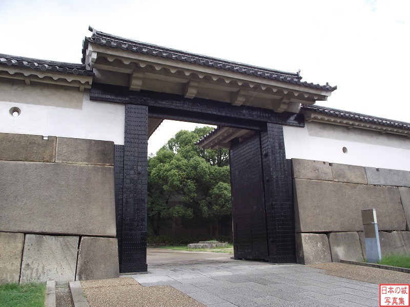 大手門高麗門。寛永5年(1628)の築城の際に建てられたもの。徳川幕府が大坂城を再築した際の建物が現存する。扉や親柱が黒塗総鉄板張で防御力が高い。