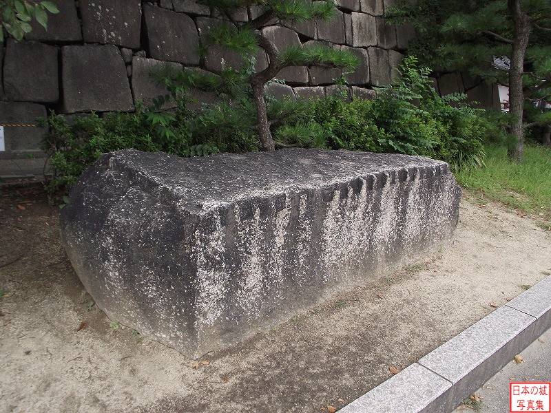 大坂城 本丸天守台 残念石。残念石とは、せっかく切り出されたものの石垣として用いられなかった石の事。大坂城の石は小豆島から切り出され運ばれたが、これらの石は小豆島に残念石として残っていた。しかし近年大坂城に運ばれ展示されている。