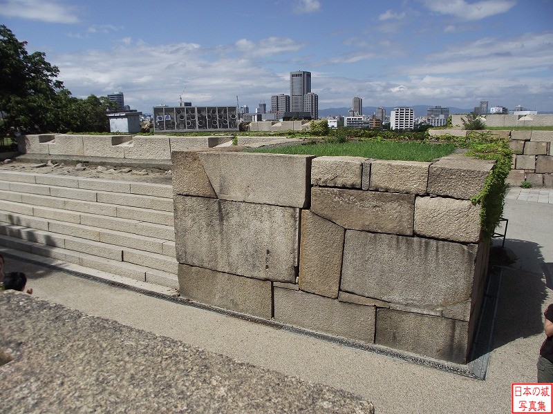 大坂城 本丸天守下仕切門跡 東南側の仕切門石垣から見る北西側石垣