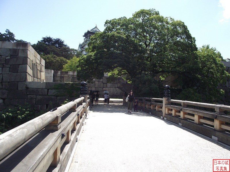 極楽橋から山里口門跡を見る。極楽橋は大坂城本丸に北側から入る門であり、京から大坂城へ入る場合に通ることになる。そのため非常に豪華絢爛な橋であったと言われる