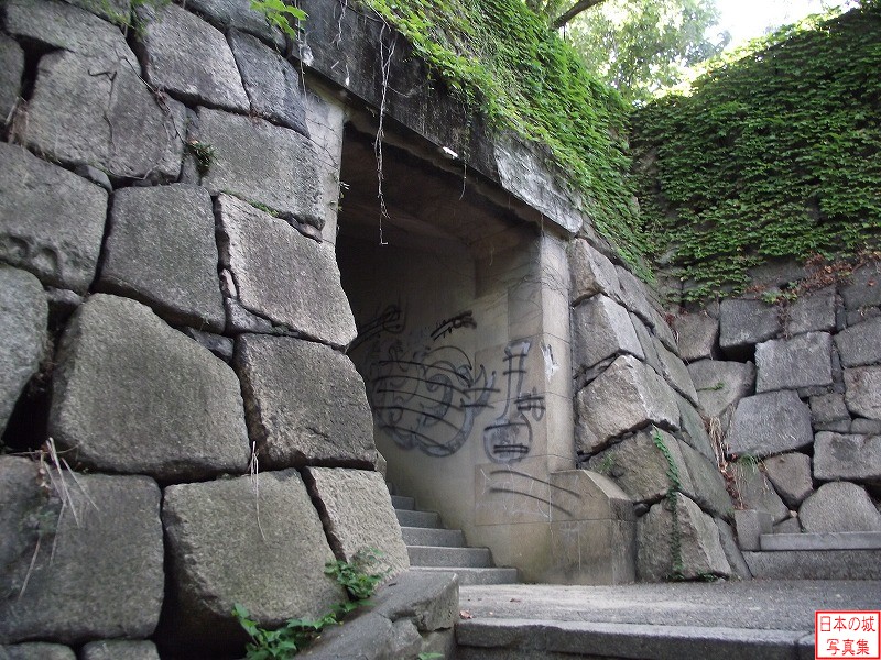 大坂城 山里丸 石垣に穿たれたトンネル。大正時代のもの。本丸に通じており、天守の裏手に出る。