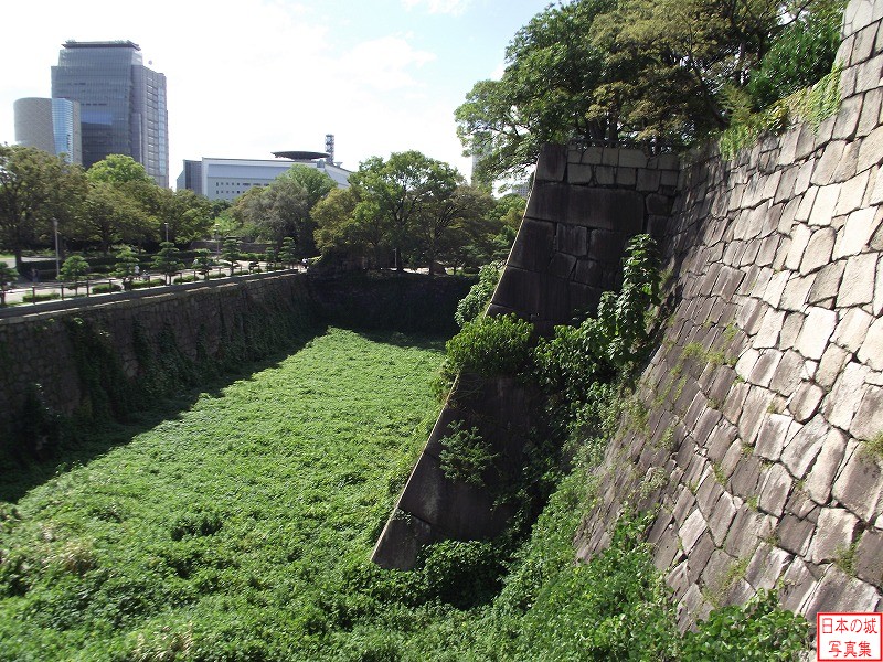 大坂城 桜門 桜門西側の本丸石垣と内堀。空堀となっている。