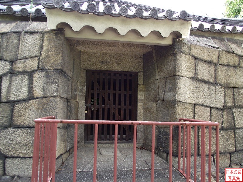 大坂城 焔硝蔵 焔硝蔵の入口。外壁の厚さ分だけ奥に入ったところに木の扉がある。