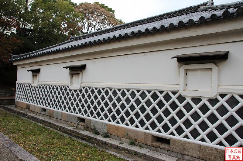 大坂城 金蔵 防犯のため、床下は石敷き、出入り口は三重構造、さらに小窓には土戸と鉄格子、床下の通気口にも鉄格子がはめられていた。