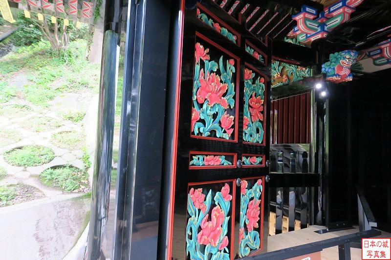 唐門の扉。黒漆にピンクと緑の彩色が映える。秀吉死後の慶長5年(1600)にこの門は京都の豊国廟（秀吉の墓所）に移築され、京都市街で秀吉の威光を示していた。その2年後に竹生島に移築されたのは、1600年の関ケ原の合戦で勝利した徳川家康が豊臣秀吉の威光を京都市街から拭い去るためだとも言われる。
