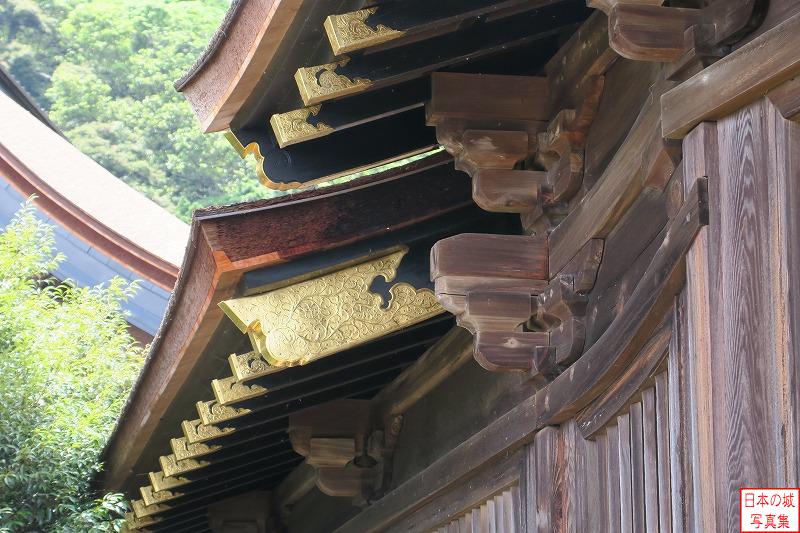 大坂城 移築橋（竹生島宝厳寺舟廊下） 舟廊下の外側の屋根は黒漆に金メッキがキラリと光る