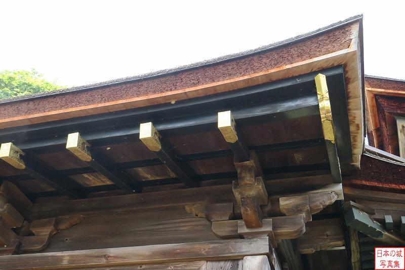 大坂城 移築橋（竹生島宝厳寺舟廊下） 舟廊下の外側の屋根は黒漆に金メッキがキラリと光る