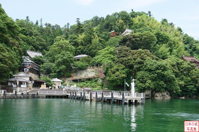 琵琶湖北部に浮かぶ竹生島。ここに秀吉時代の大坂城の建築物が移築されている。