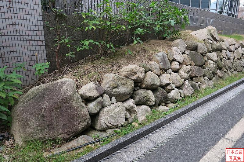大坂城 三の丸北端石垣 長さは21m程で、高さは往時は推定5m程度とのこと。豊臣家の石垣に使われる石は、今見える徳川の石垣（一定の大きさの切り出された石）とは違い、自然石がそのまま使われている。また、石の種類も、徳川の石垣はほぼ花崗岩が使われるが、豊臣の石垣には様々な種類の石が用いられている。