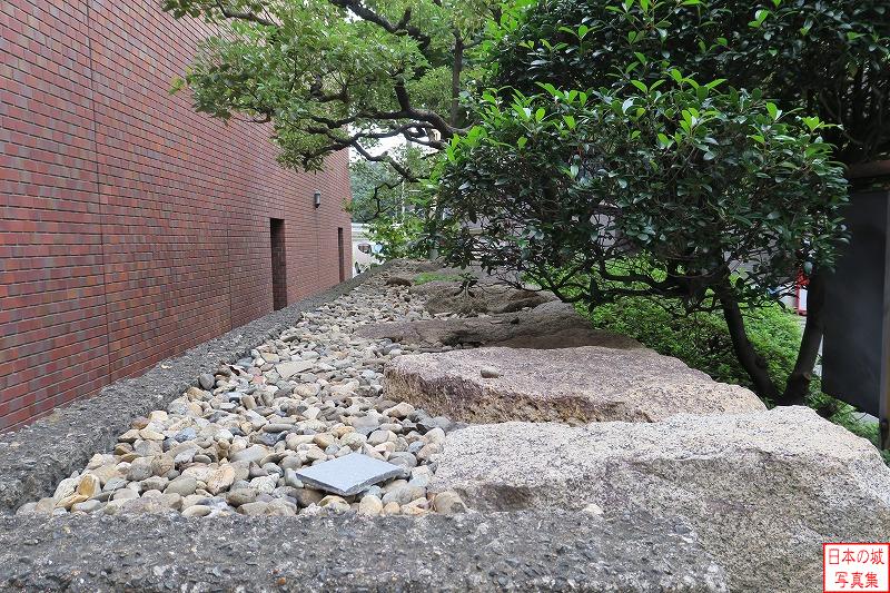 大坂城 旧大和川左岸石垣 展示されている石垣の上部。右が石垣の前面で、背後には細かい石が詰められているのが分かる。