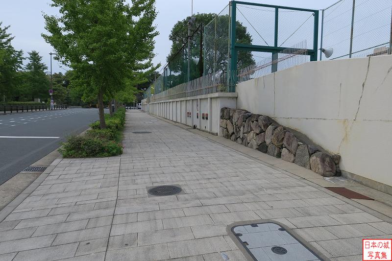 大坂城 三の丸石垣 追手門学院小学校東側に展示されている石垣。豊臣時代の三の丸石垣で、慶長19年(1614)に大阪冬の陣後の講和で埋め立てられたものが発掘された。
