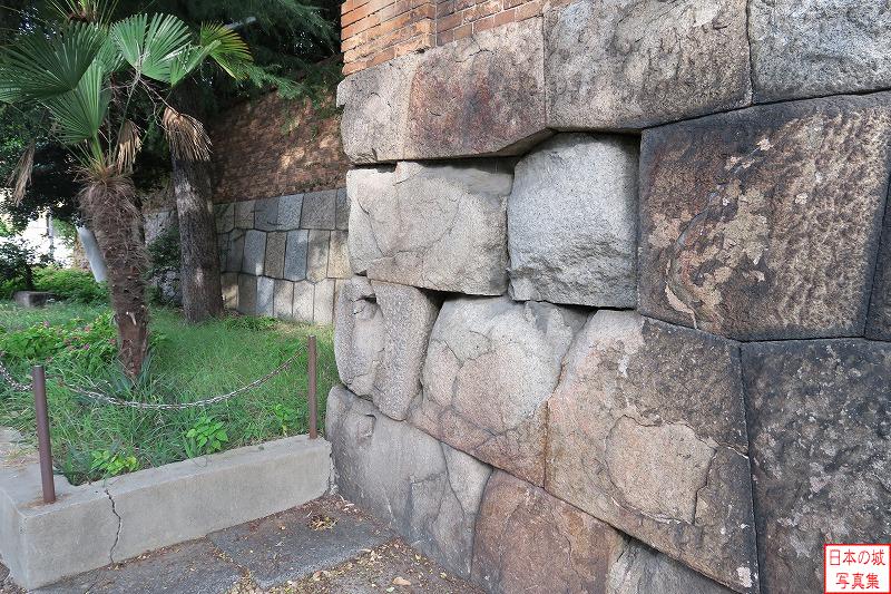 筋鉄門跡左手の石垣を城内側から見る。手前と奥で石の積み方が異なる