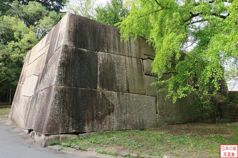 大坂城 京橋口 京橋口枡形石垣を城内側から見る。右の木に隠れた部分に巨石が用いられている。