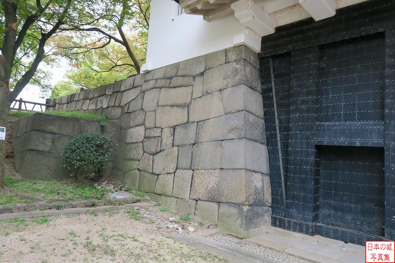 大坂城 青屋門 青屋門を城外側から見た左手の石垣。火災による黒ずみ見えるのと、左側に櫓門の乗る石垣より一段低い石垣が見える