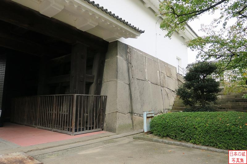 大坂城 大手門多聞櫓 多聞櫓の門を二の丸側から。右手の石垣を見る。