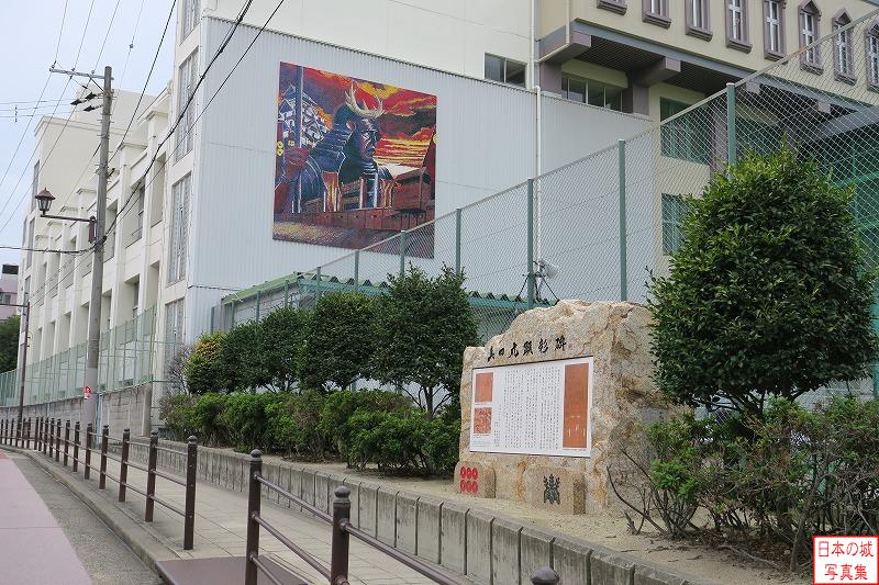 大河ドラマ「真田丸」放映に合わせ、平成28年1月に真田丸顕彰碑が建てられた。正面の絵は大阪明星学園の校舎の壁に描かれた真田幸村。