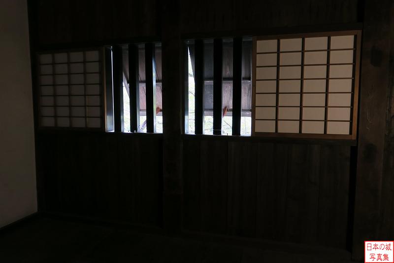 大坂城 大手門続櫓内部 城内側に設けられた部屋の窓。格子状になっており、内側には障子が、外側には突き上げ戸が設けられている。