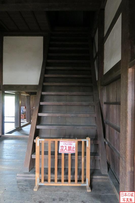 大坂城 千貫櫓内部 千貫櫓の二階に登る階段。見学時には残念ながら二階には登れなかった。往時には2階に物資を保管し、敵を迎撃する前線の1階に物資を下せる構造になっていた。