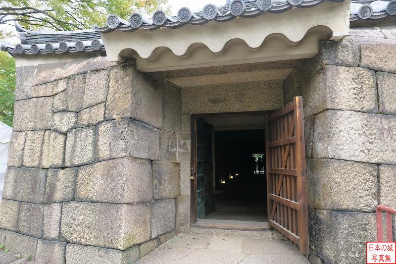 大坂城 焔硝蔵内部 西の丸焔硝蔵。公開日には扉が開放され、中に入ることができる
