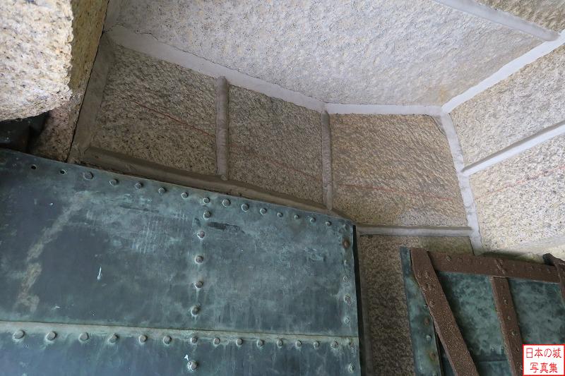 大坂城 焔硝蔵内部 二つの扉で区画された個所。石垣と目字の細工が行き渡る