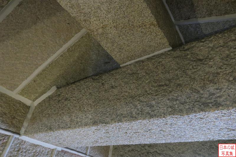 大坂城 焔硝蔵内部 天井の組み上げかたを見る。横に長い石が渡り、その上に建ての長い石垣が乗り、さらに斜めに石が乗る