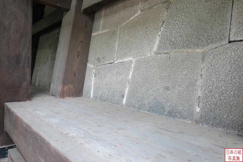 切込ハギの美しい多聞櫓内の石垣。目地には漆喰が施されている。