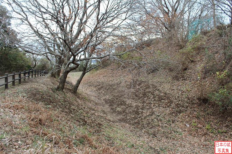 師戸城 師戸城 公園内の通路からは、空堀と切岸が観察できる