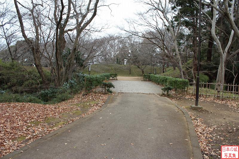 佐倉城 二の丸 二の丸から本丸を見る。往時には一の門が設けられていた。
