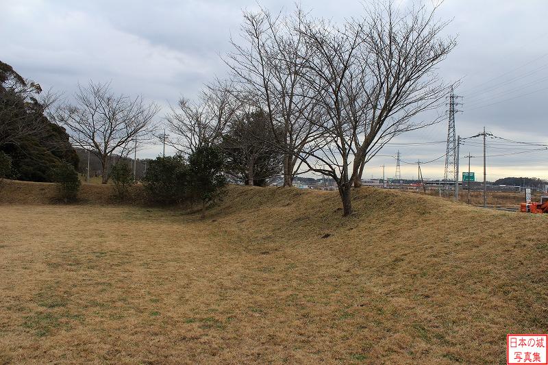 佐倉城 出丸 出丸内のようす。周囲を土塁がめぐっている