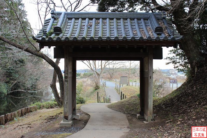 佐倉城 移築城門 もと佐倉城城門。市内の酒造家・土井家に移築されたのち、甚大寺に移築され、さらに昭和58年に佐倉城内に移築された。