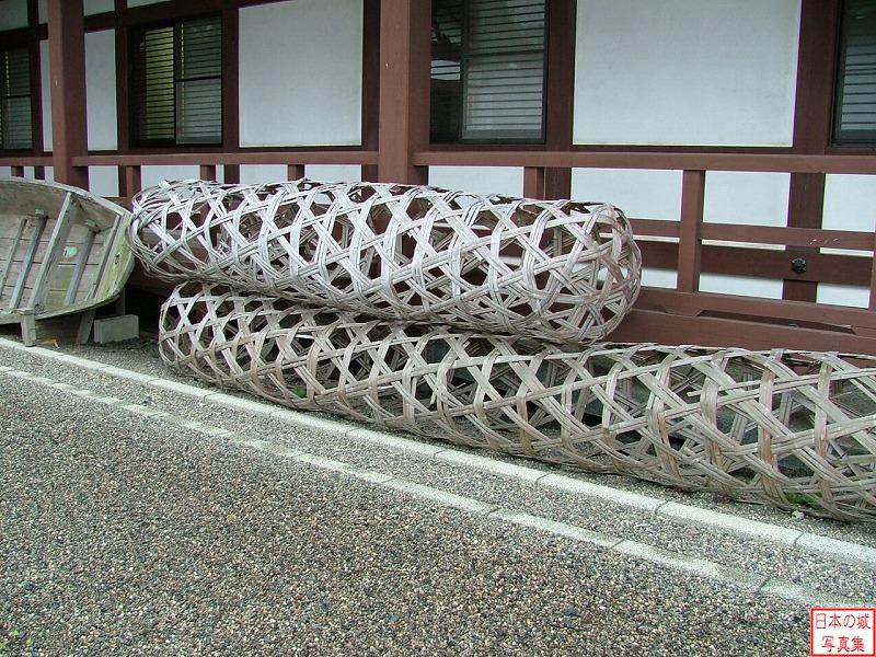 蛇籠。河川工事の際に中に石を詰めて水の流れを押えるために用いられたもの。